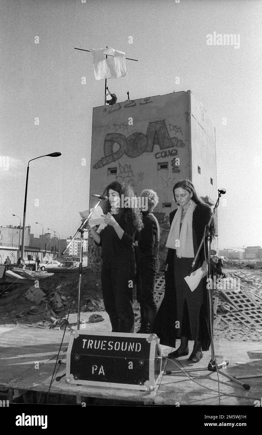 Germania, Berlino, 03. 10. 1990, fondazione della Repubblica Autonoma di Utopia, presso la torre di guardia dello Spreebogen, sulla destra Jutta Brabant Foto Stock