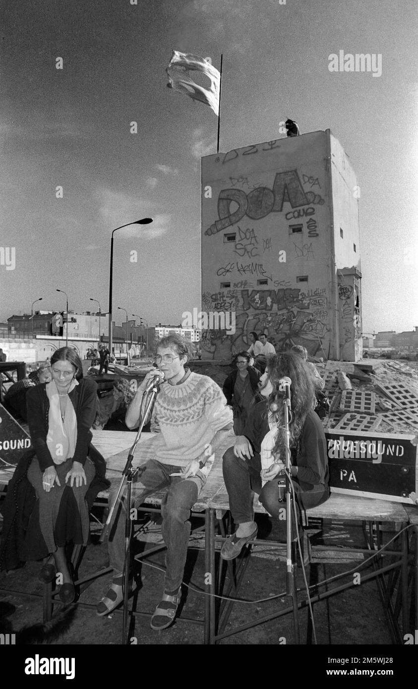 Germania, Berlino, 03. 10. 1990, fondazione della Repubblica Autonoma di Utopia, presso la torre di guardia dello Spreebogen, lasciò Jutta Brabant Foto Stock
