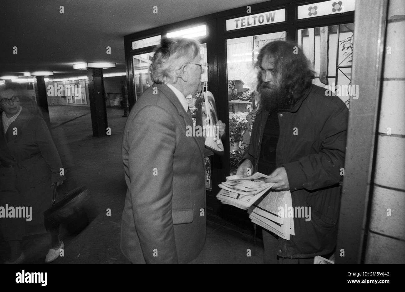 Germania, Berlino, 19. 03. 1991, pubblicazione dei libri paga di Stasi da parte dell'altro, Wolfgang Rueddenklau vende ad Alexanderplatz Foto Stock