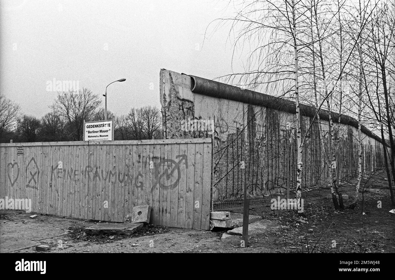 Germania, Berlino, 21. 03. 1991, Memoriale del Muro di Berlino, Bernauer Strasse, recinzione in legno (senza sfratto) Foto Stock