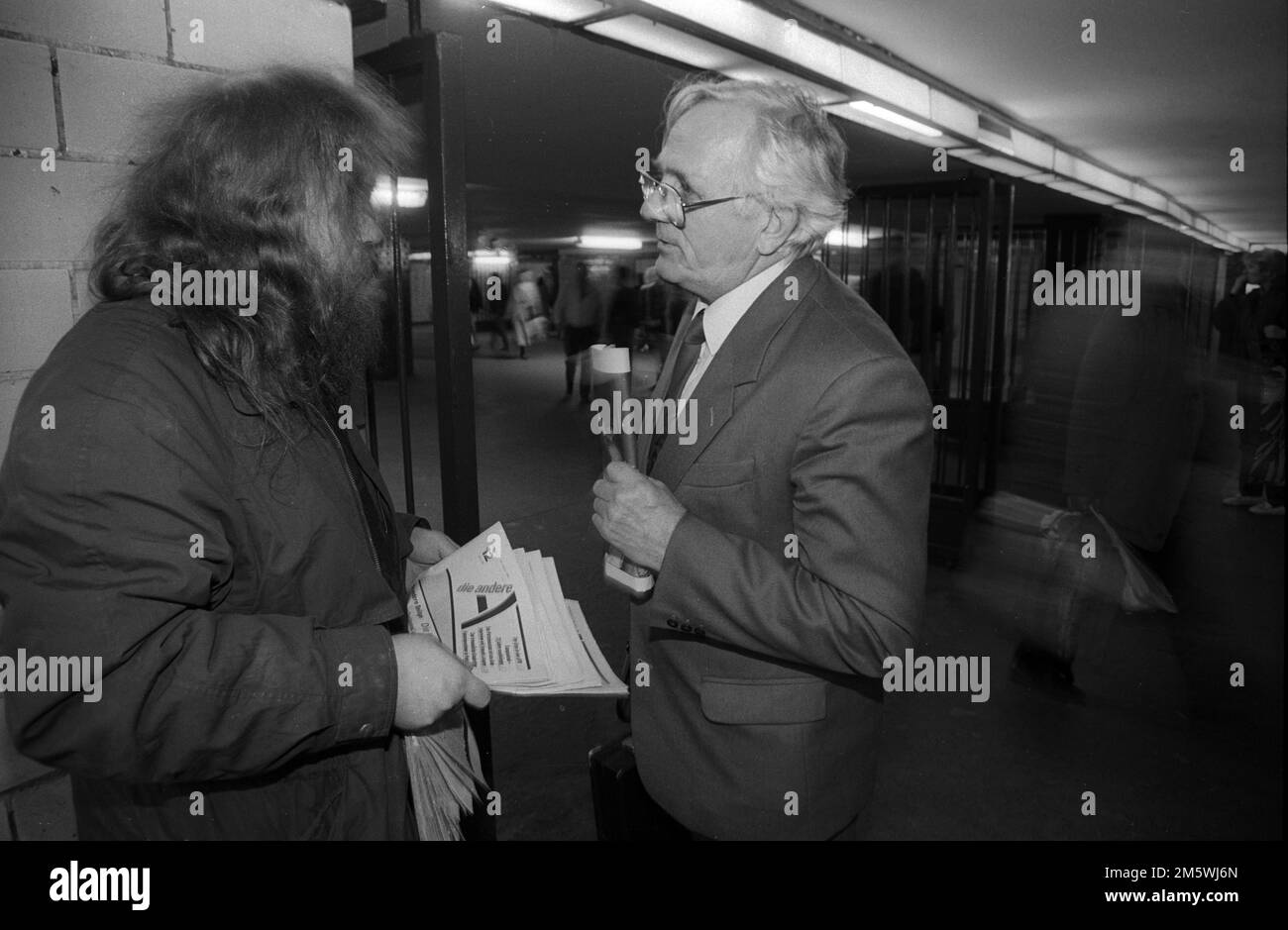 Germania, Berlino, 19. 03. 1991, pubblicazione dei libri paga di Stasi da parte dell'altro, Wolfgang Rueddenklau vende ad Alexanderplatz Foto Stock