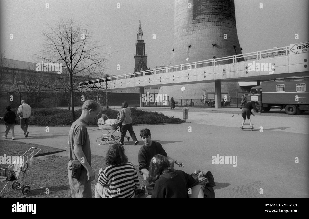 Germania, Berlino, 14. 03. 1991, Alexanderplatz, giovani alla torre della televisione, Marienkirche Foto Stock