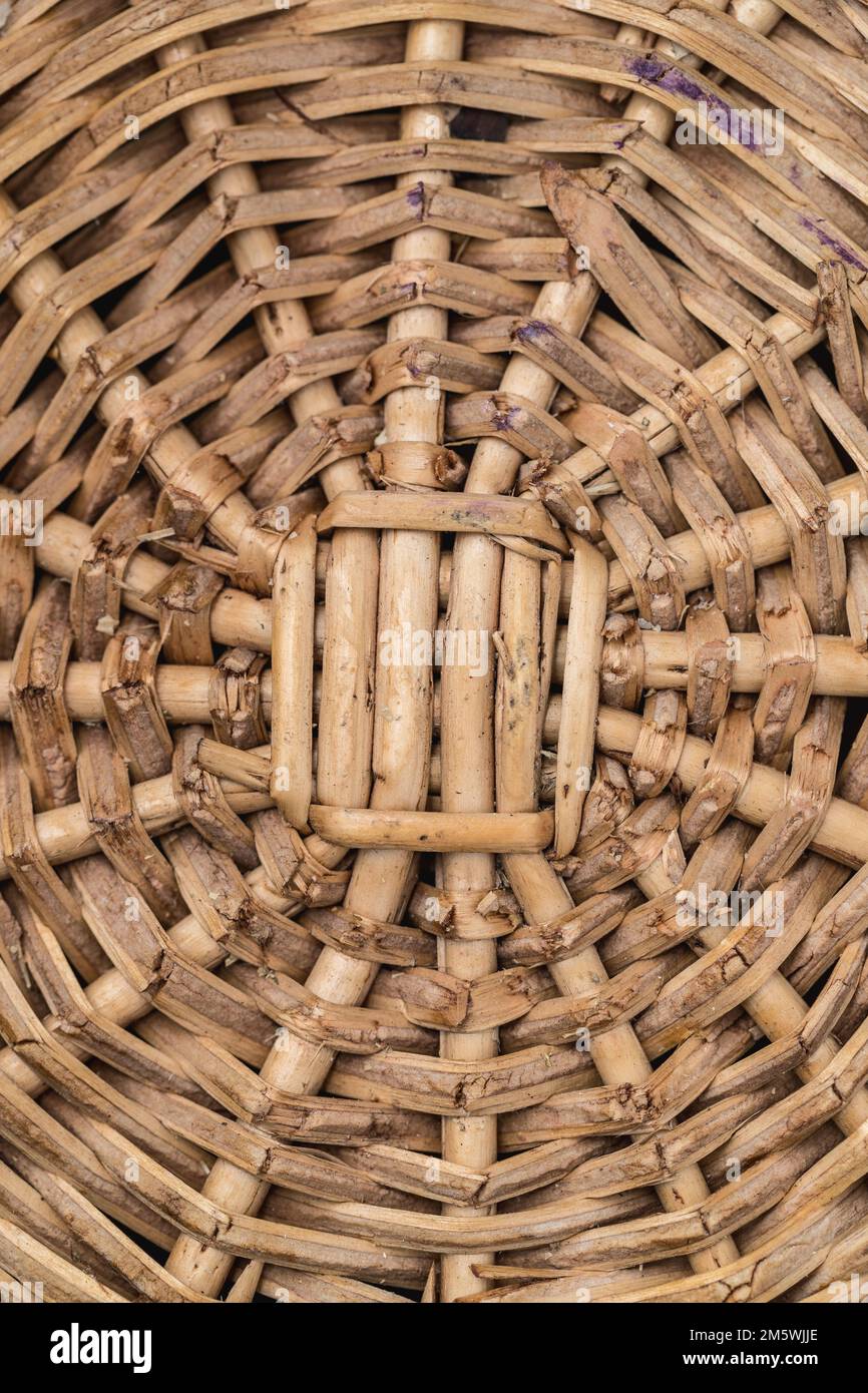 Primo piano, consistenza astratta di materiale naturale intrecciato, come cestini o vimini. Motivo di sfondo. Foto Stock