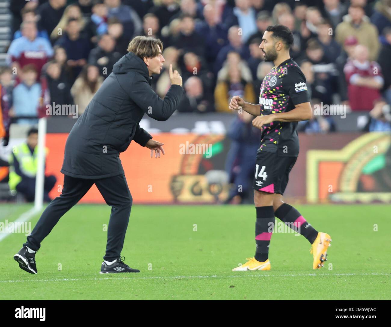 Londra INGHILTERRA - Dicembre 30 Thomas Frank manager di Brentford hanno parole con Saman Ghoddos di Brentford durante la partita di calcio della Premier League inglese b Foto Stock