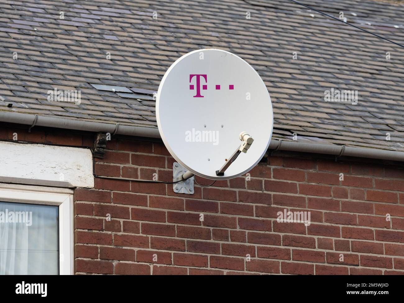 T antenna parabolica mobile all'esterno della casa del Regno Unito Foto Stock