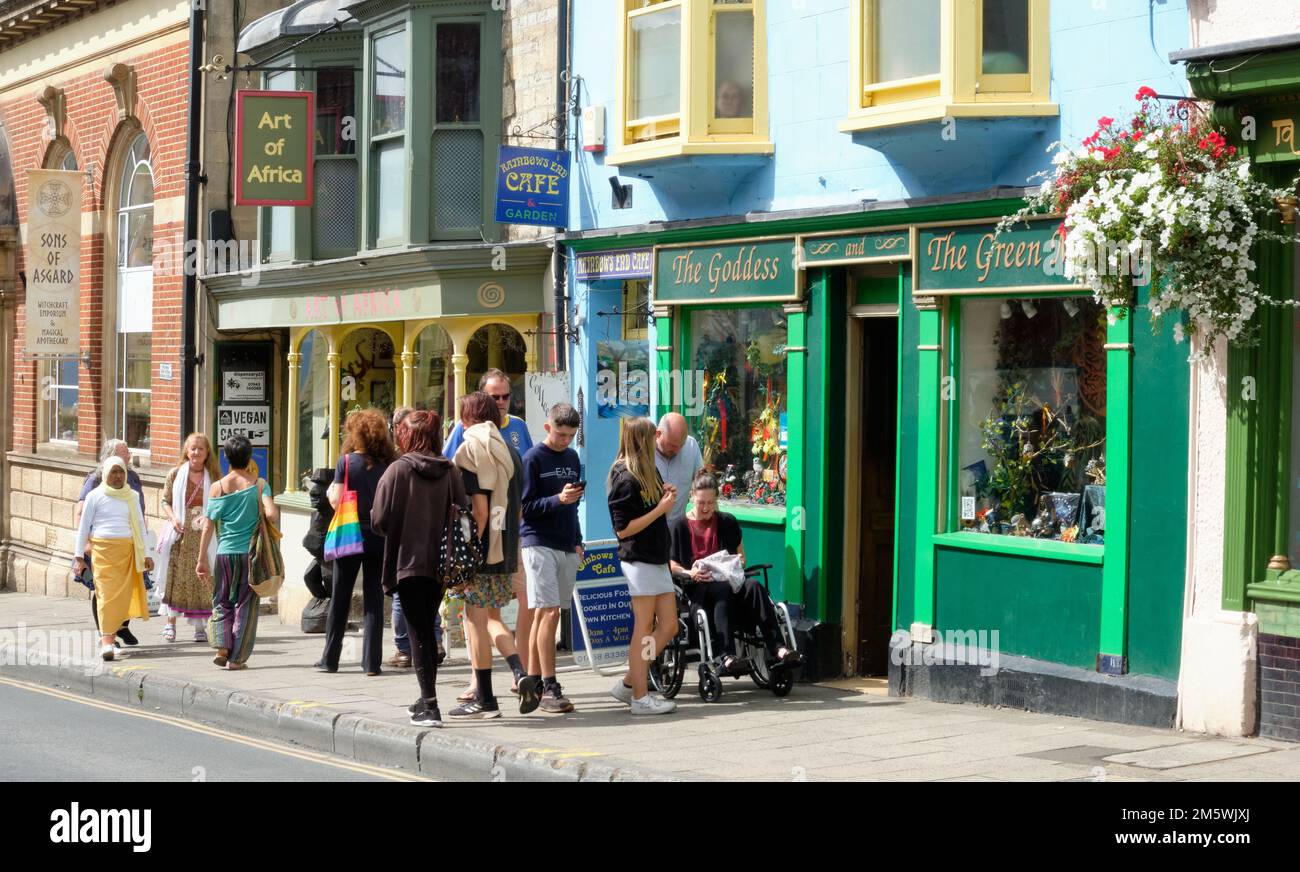 Amanti dello shopping, Glastonbury High Street Foto Stock