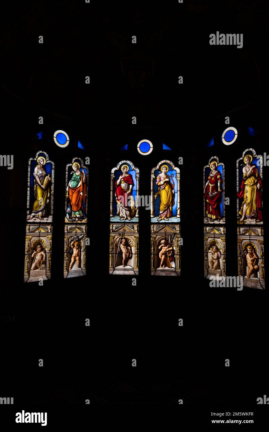 Vetrate di santi, nell'Oratorio, la cappella privata di Caterina de' Medici nel castello di Blois. Decorato nel 16th ° secolo Renaissan Foto Stock