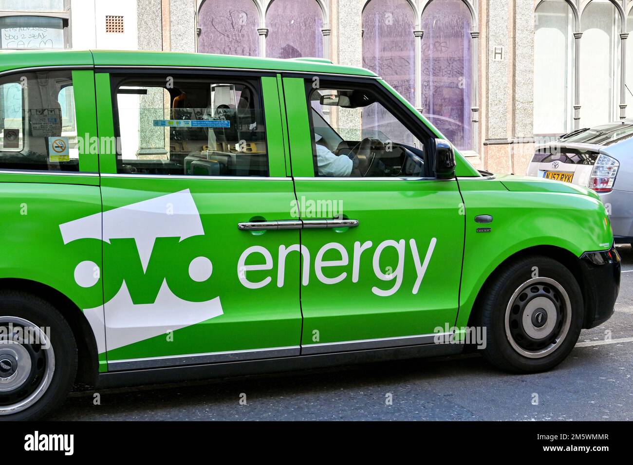 Londra, Inghilterra, Regno Unito - Giugno 2022: Taxi di Londra sponsorizzato dalla società OVO Energy Foto Stock