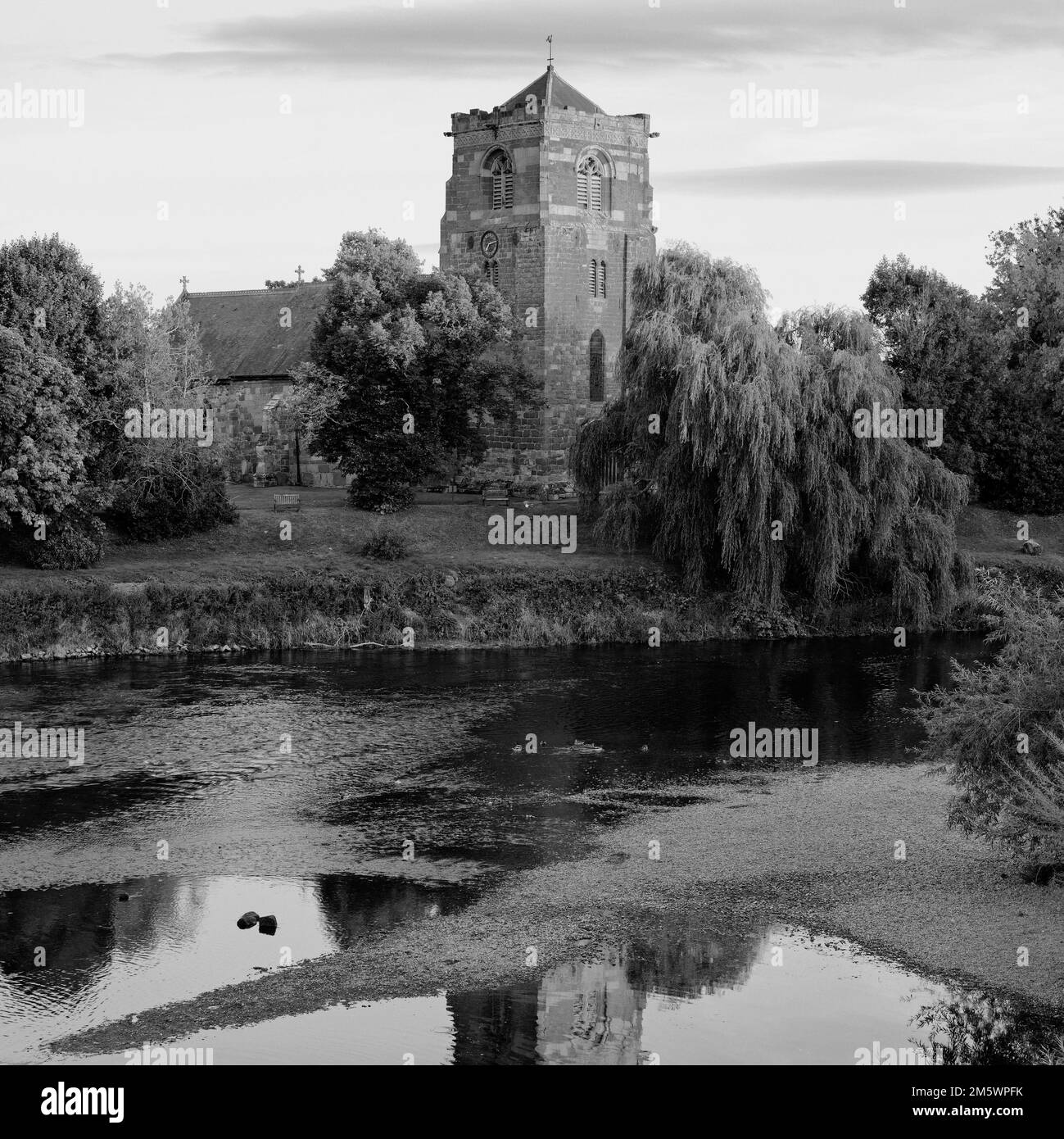 Una vista in bianco e nero della Chiesa di Sant'EATA durante il giorno ad Atcham, Inghilterra Foto Stock