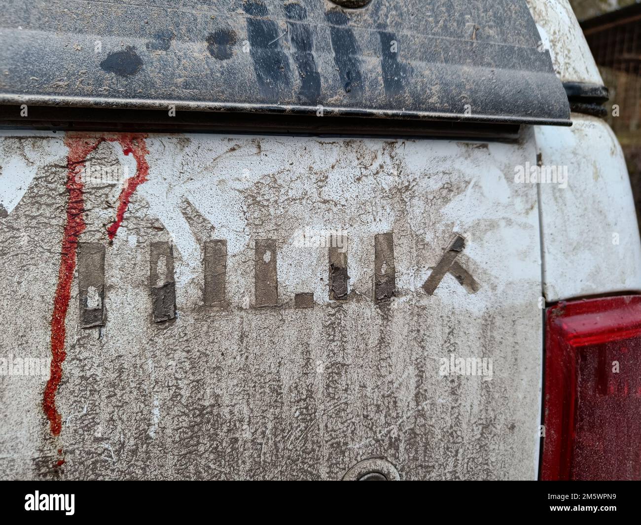 Sportello posteriore sporco di un'auto Toyota Hilux con un segno di sangue su di esso. Sangue sulla macchina. Incidente stradale di sangue. Foto Stock