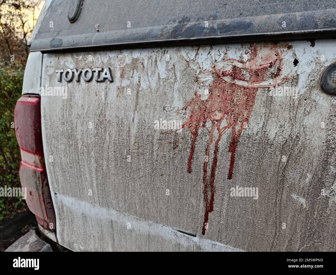 Una porta posteriore sporca di una Toyota Hilux auto con un segno di sangue su di essa. Sangue sulla macchina. Incidente stradale di sangue. Foto Stock