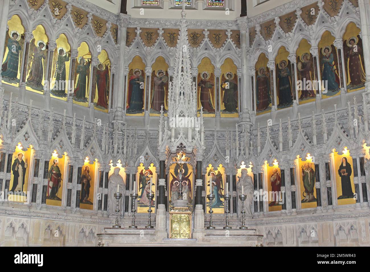 Nostra Signora dell'Immacolata Concezione, Birkenhead - reredos della chiesa è decorata con immagini dei Santi e degli Angeli Foto Stock