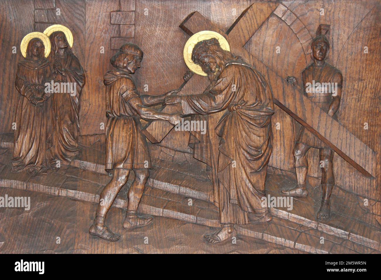 Simone di Cirene aiuta Gesù a portare la Croce Foto Stock