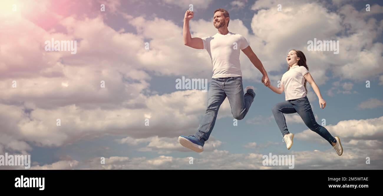 Padre e figlia saltano in cielo, bandiera con spazio copia. Felice padre e figlia saltano in cielo. Amicizia Foto Stock