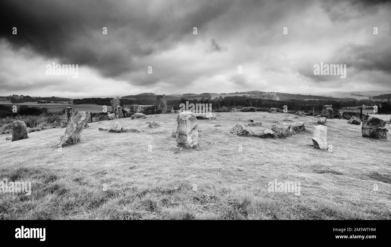 Una scala di grigi di Tomnaverne Stone Circle, Tarland, Aboyne, Scozia Foto Stock