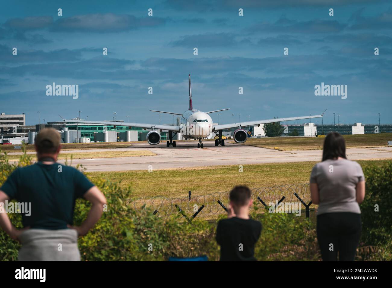 Virgin Atlantic Aeroplane all'Aeroporto di Manchester dalla piattaforma di osservazione Foto Stock