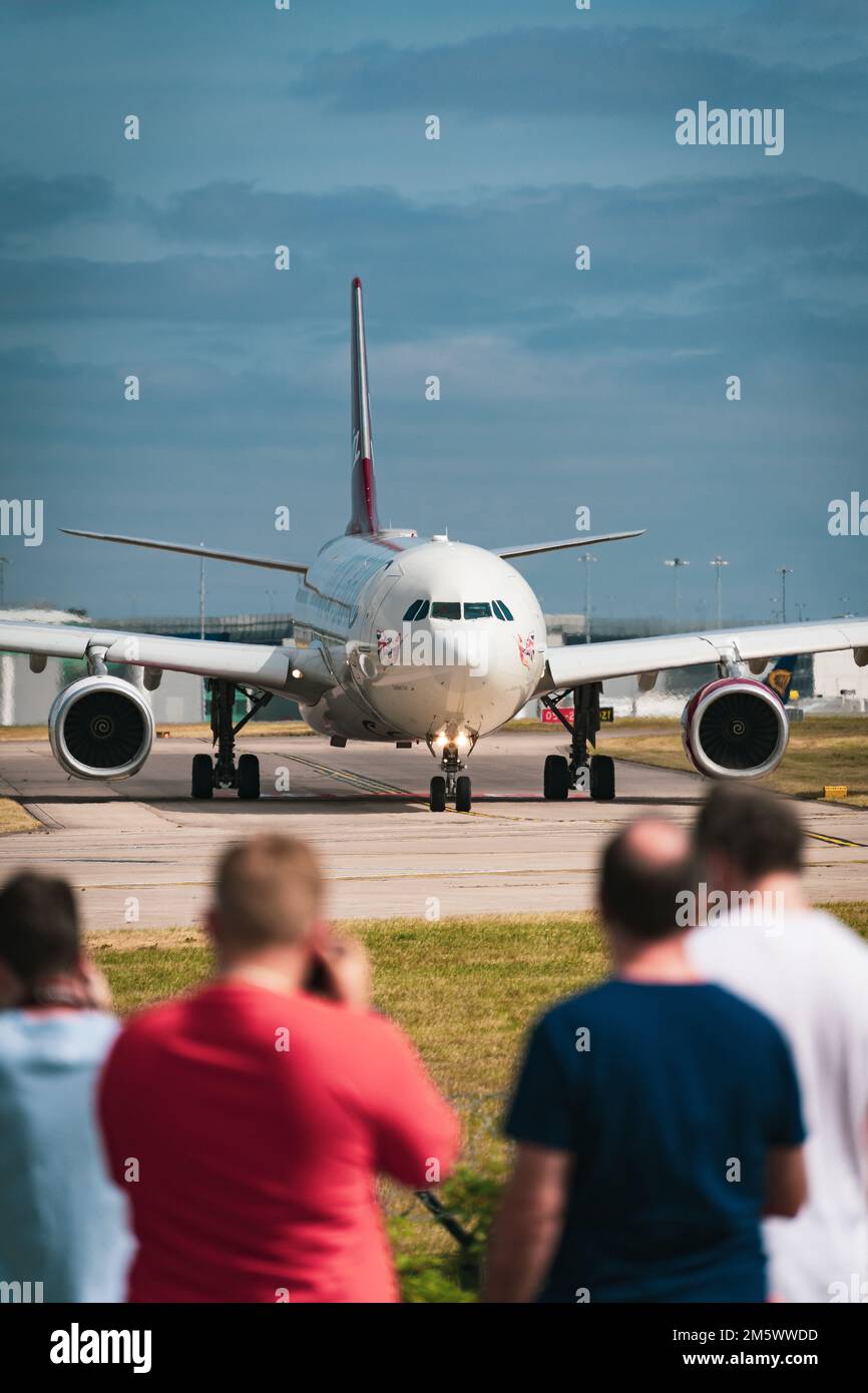 Virgin Atlantic Aeroplane all'Aeroporto di Manchester dalla piattaforma di osservazione Foto Stock