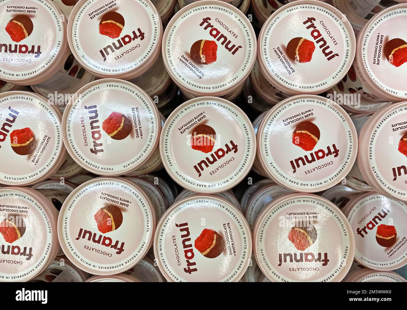 Viersen, Germania - Dicembre 9. 2022: Primo piano di lattine Franui gelato creme pasticceria in congelatore del supermercato tedesco Foto Stock