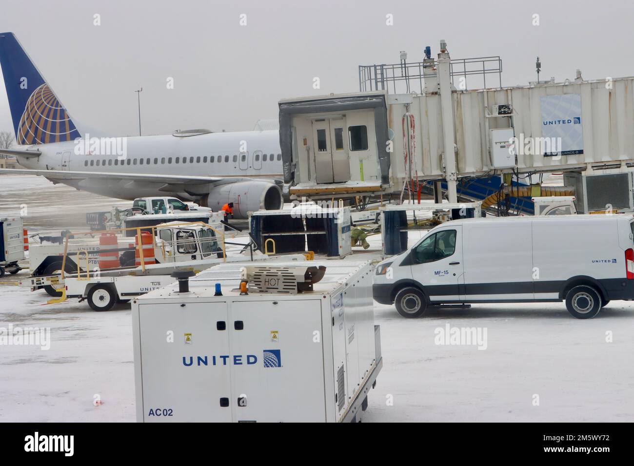 Il carico aereo della United Airlines all'aeroporto di Cleveland Hopkins la vigilia di Natale dopo una tempesta di neve massiccia Foto Stock