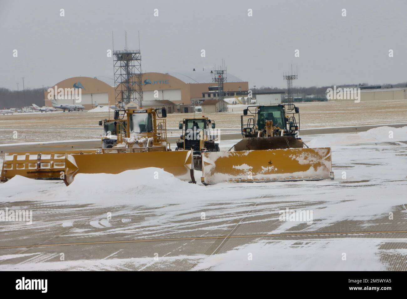 Rimuovere la neve all'aeroporto Hopkins di Cleveland il 24 2022 dicembre dopo la tempesta di neve. Foto Stock