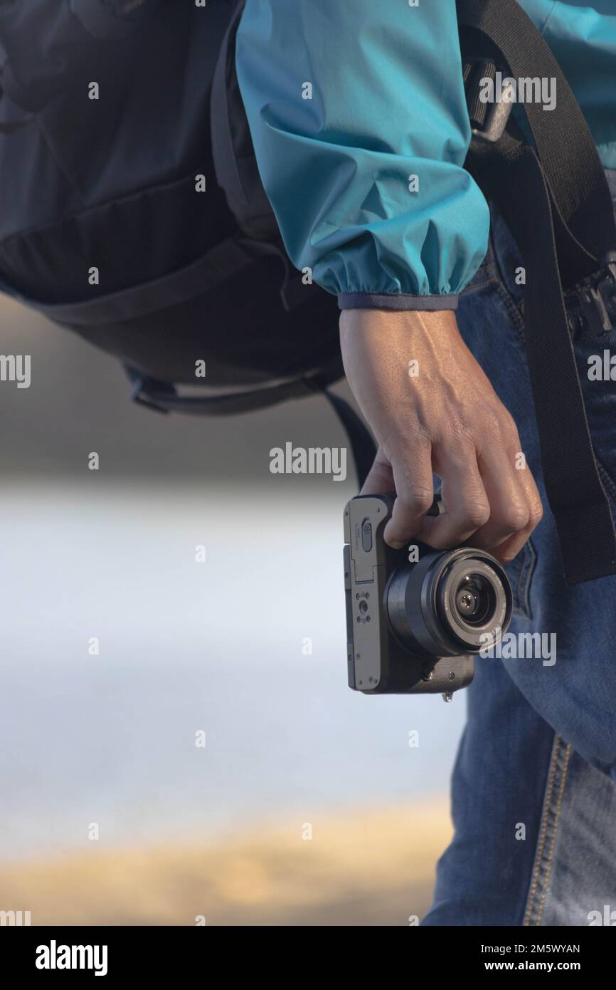 Fotocamera digitale dettaglio del viaggiatore uomo al lago in autunno. Foto di alta qualità Foto Stock