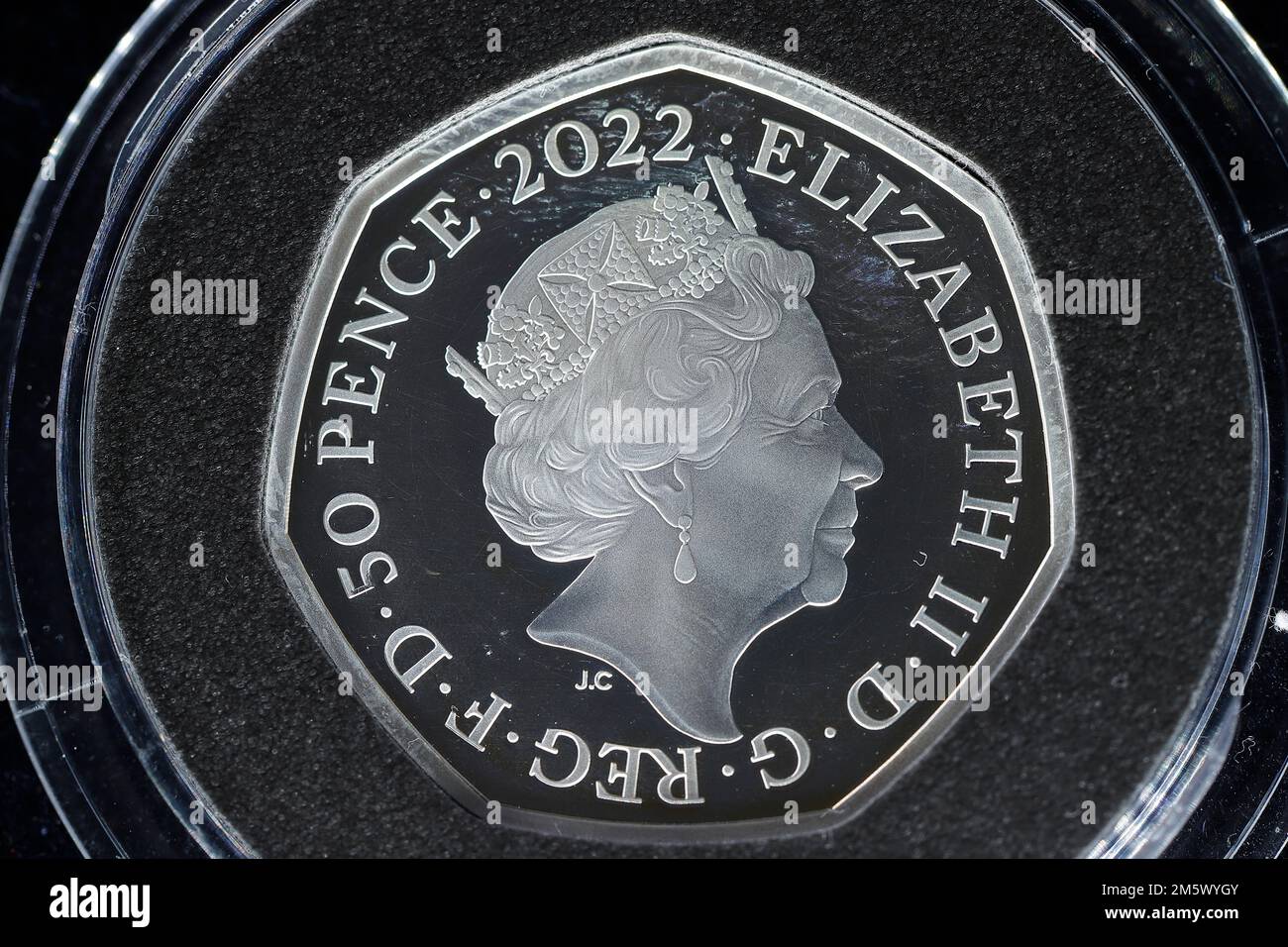 Una moneta commemorativa del 50p per celebrare il 100th° anniversario della BBC Foto Stock
