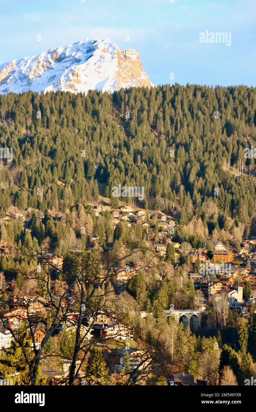 Villars sur Ollon senza neve durante la fine di dicembre 2022. Foto Stock