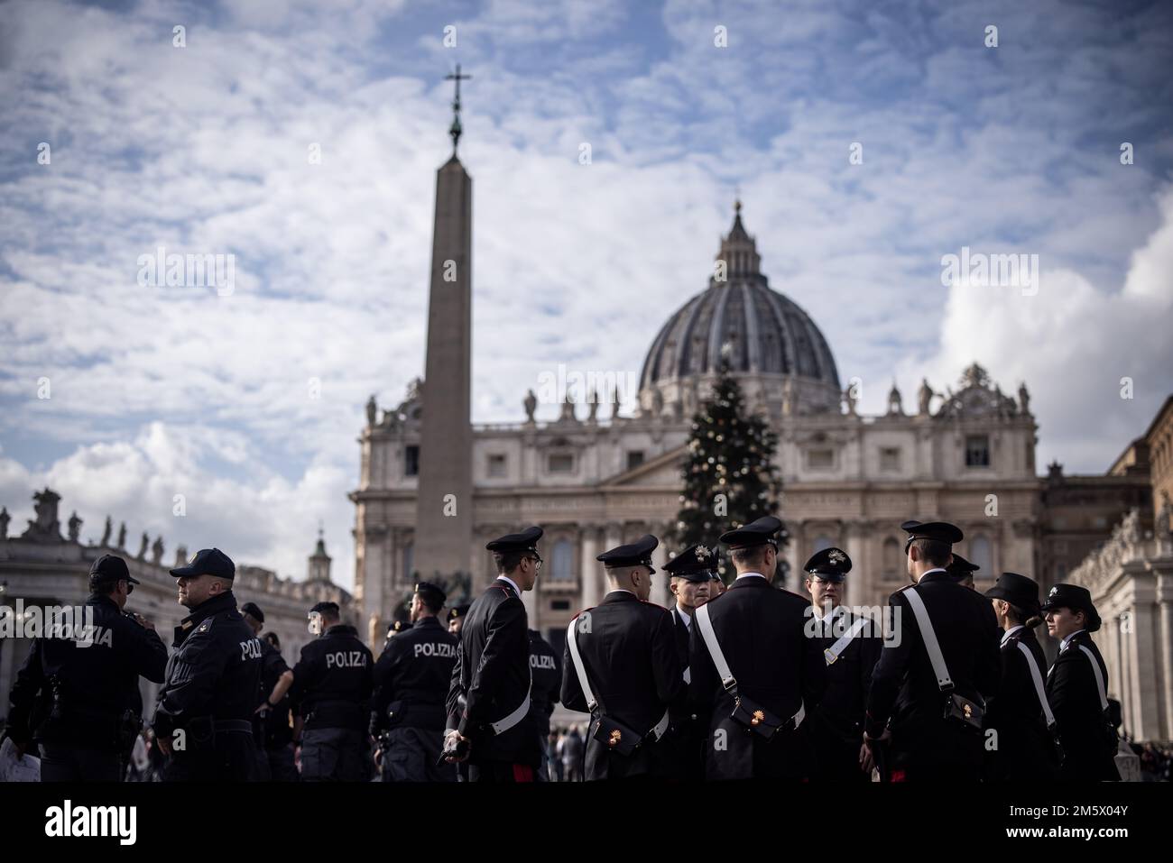 Città del Vaticano, Vaticano. 31st Dec, 2022. La polizia italiana si trova in Piazza San Pietro. Il Vaticano ha annunciato che il Papa Emerito Benedetto XVI ha superato i 95 anni di domenica. Credit: Oliver Weiken/dpa/Alamy Live News Foto Stock