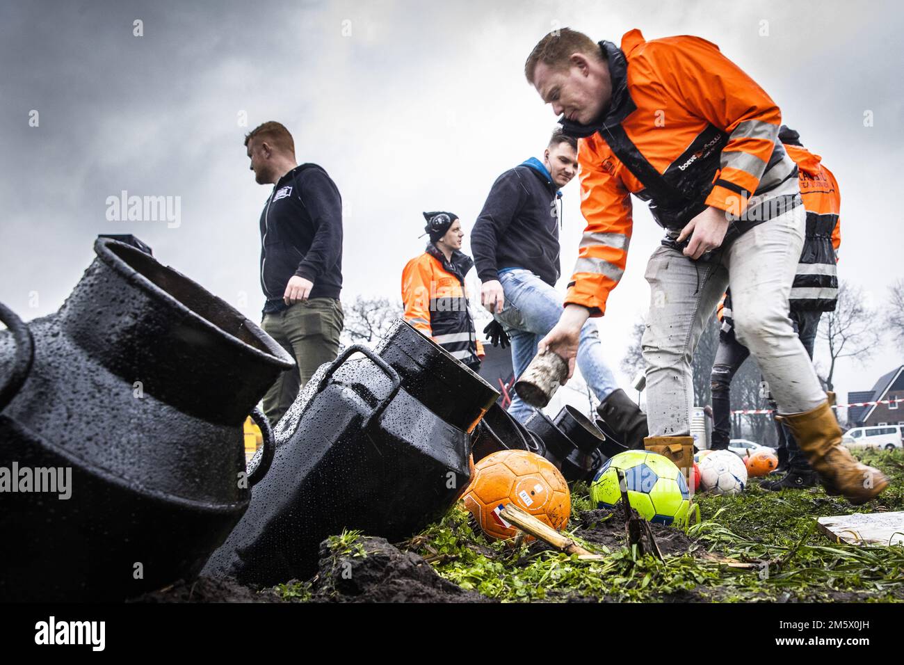 Ommen, Paesi Bassi. 31st Dec, 2022. OMMEN - i residenti della frazione di Arrien vicino a Ommen in Overijssel ring out 2022 con colpi di carburo. Il carburo di tiro è una vecchia usanza in cui un grumo di carburo e un latte forte possono causare i colpi grandi per guidare via gli spiriti malvagi prima del nuovo anno. ANP VINCENT JANNINK netherlands OUT - belgium OUT Credit: ANP/Alamy Live News Foto Stock