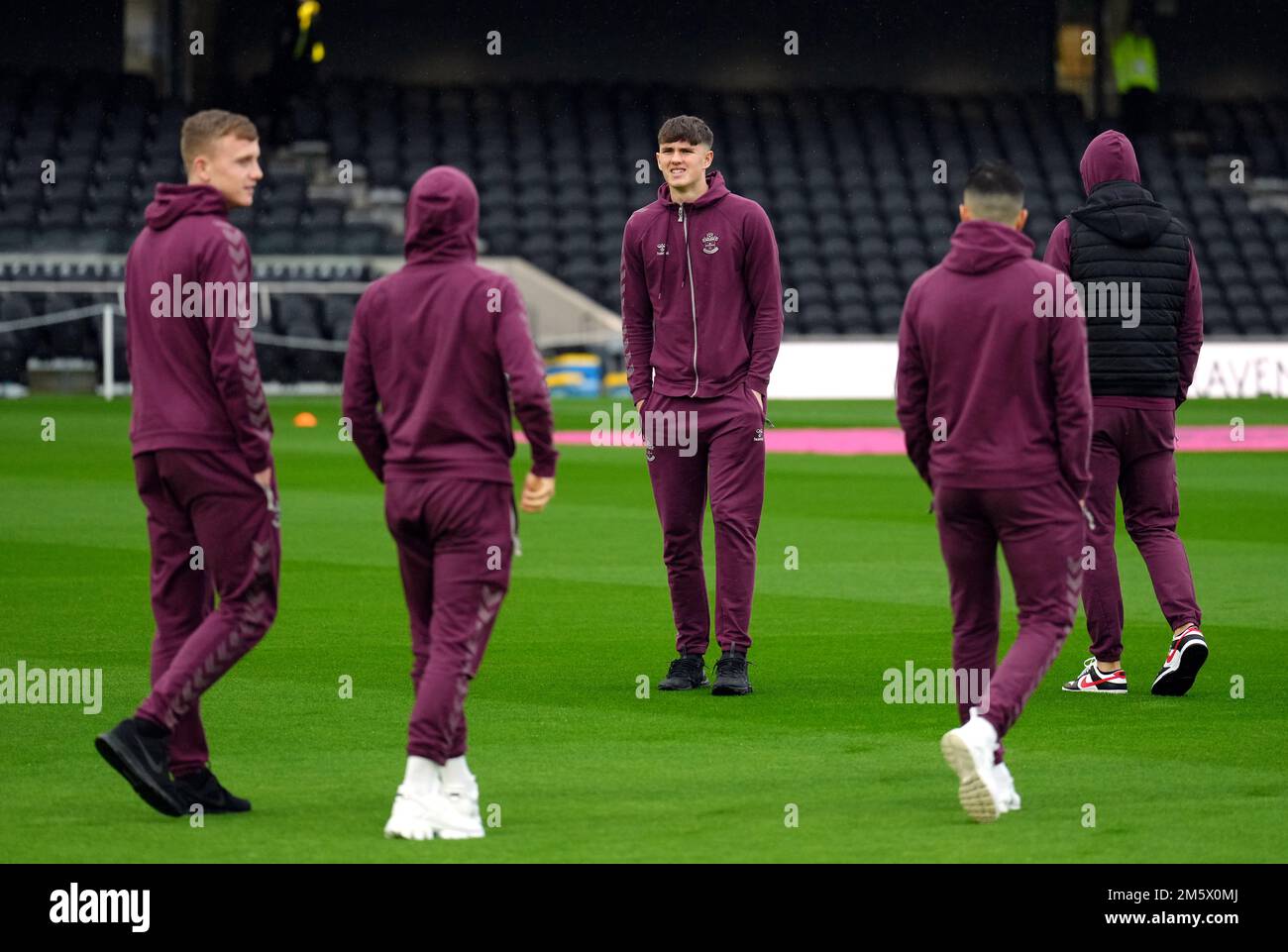 Oliver Wright, portiere di Southampton, e i compagni di squadra, ispezionano il campo davanti alla partita della Premier League al Craven Cottage, Londra. Data immagine: Sabato 31 dicembre 2022. Foto Stock