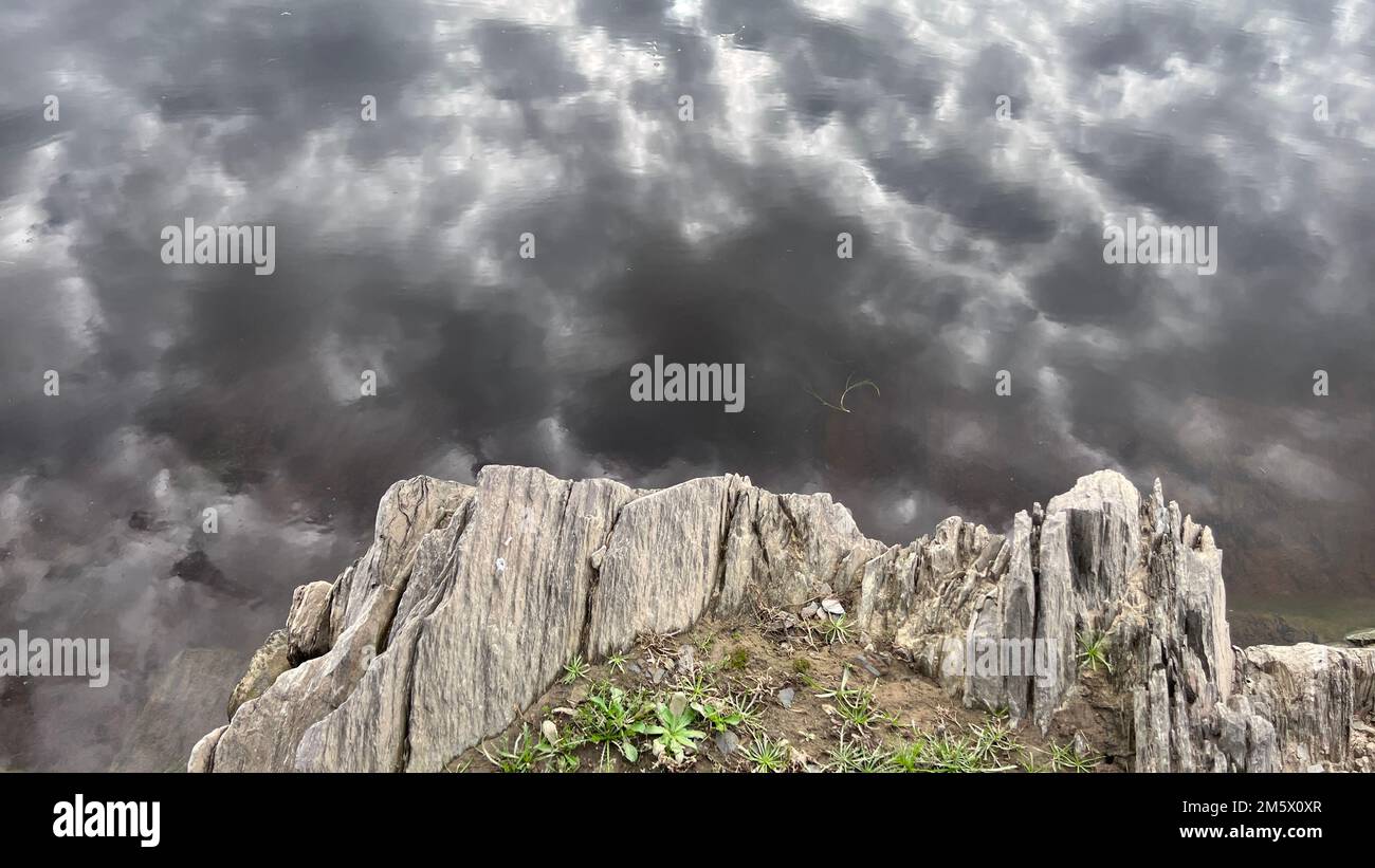 riflesso di nuvole tempestose nell'acqua Foto Stock