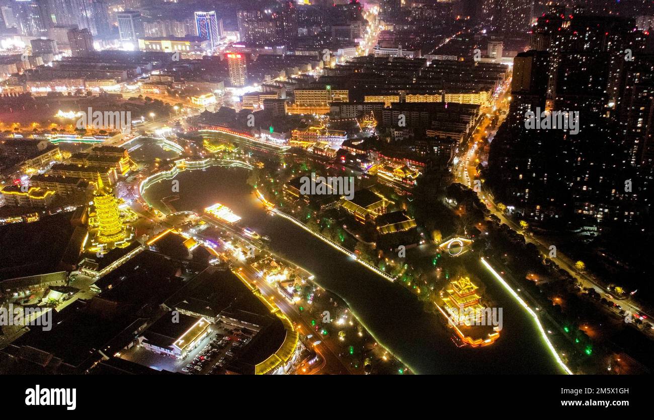 HUAI'AN, CINA - 31 DICEMBRE 2022 - la foto aerea mostra il luminoso punto panoramico del canale li che accoglie il nuovo anno nella città di Huai 'an, Ji della Cina orientale Foto Stock