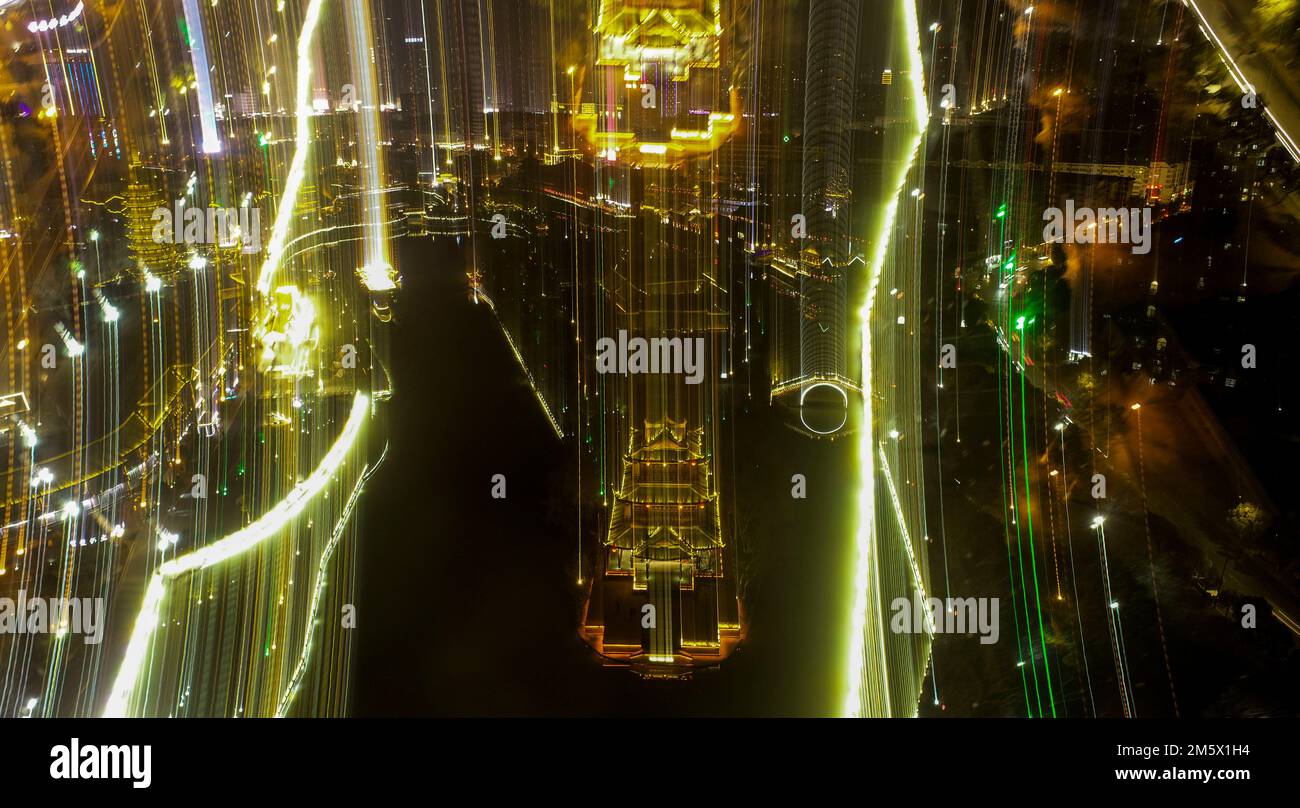 HUAI'AN, CINA - 31 DICEMBRE 2022 - la foto aerea mostra il luminoso punto panoramico del canale li che accoglie il nuovo anno nella città di Huai 'an, Ji della Cina orientale Foto Stock