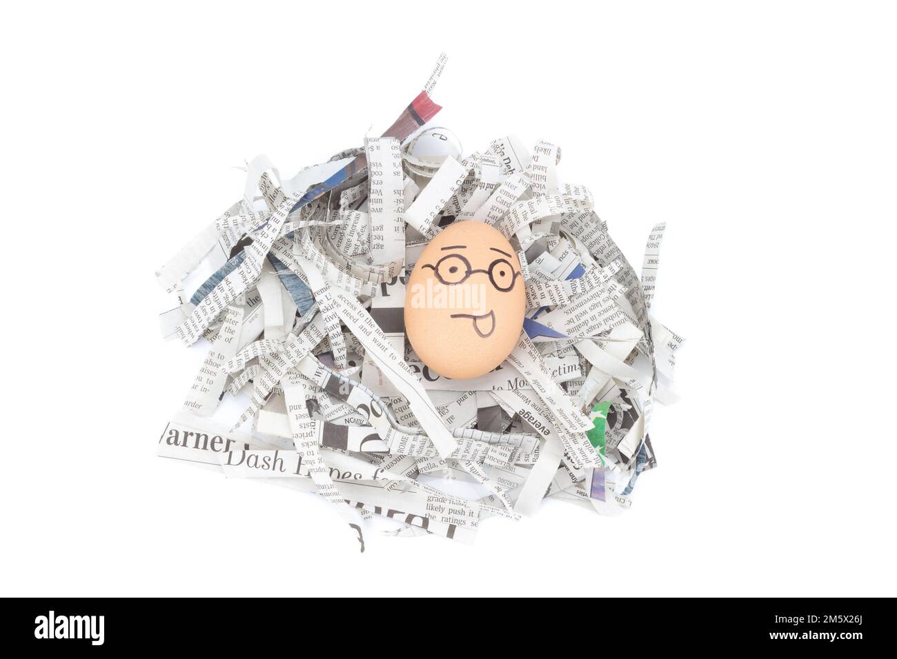 occhiali di uovo faccia su giornali riciclare. Foto Stock