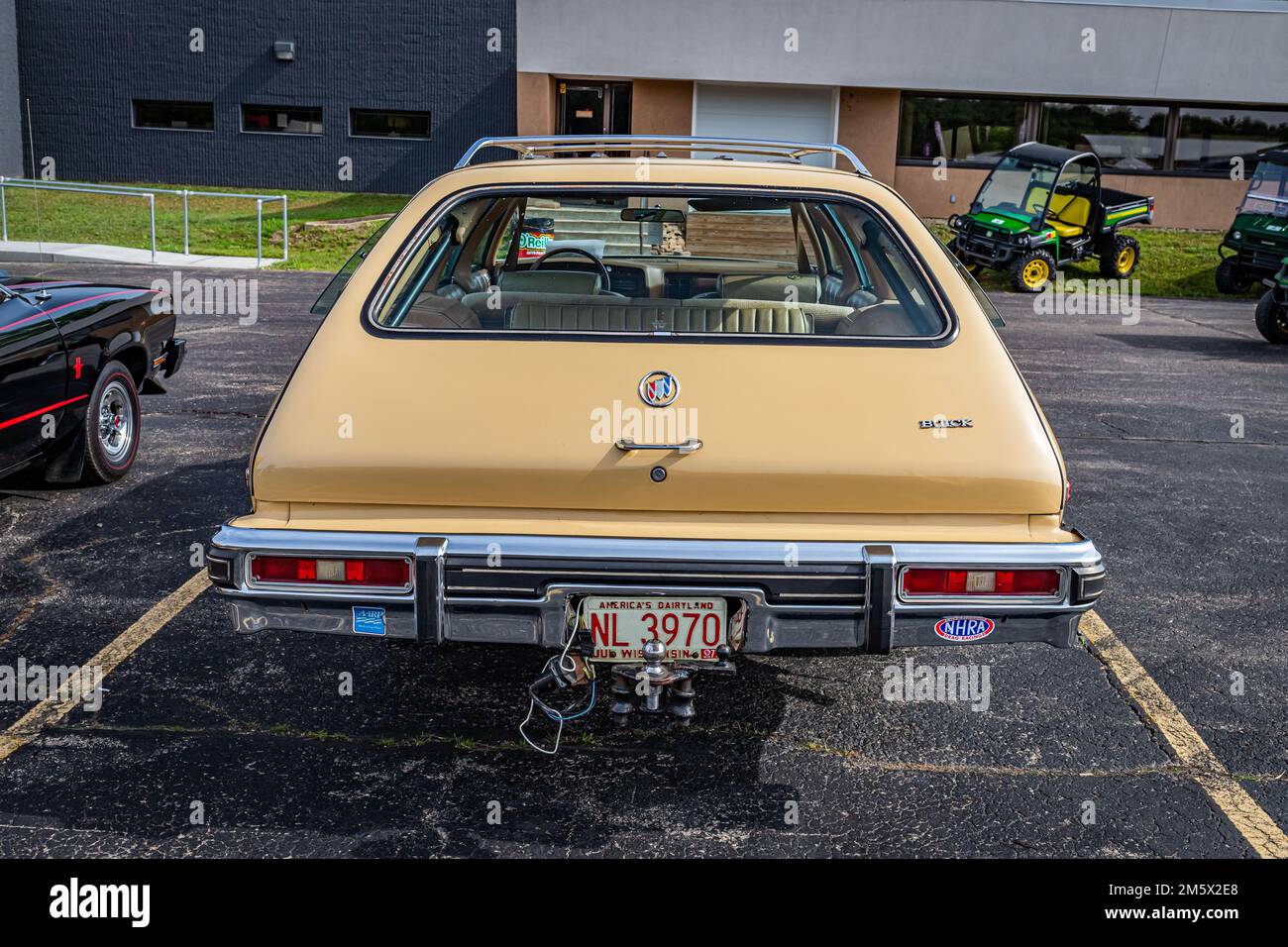 Iola, WI - 07 luglio 2022: Vista posteriore in prospettiva alta di un vagone della stazione di Buick Century del 1977 ad una fiera di automobili locale. Foto Stock