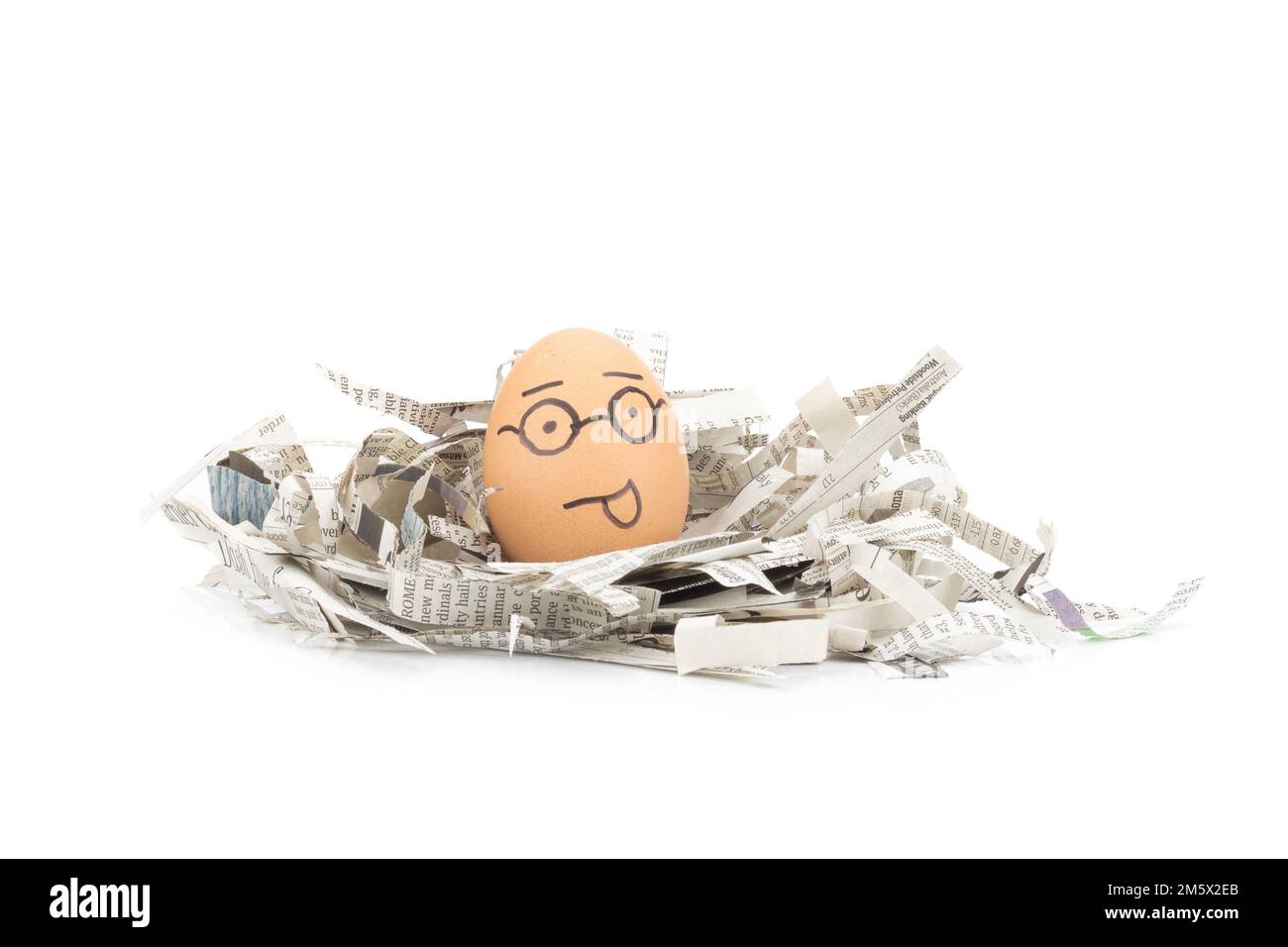 occhiali di uovo faccia su giornali riciclare. Foto Stock
