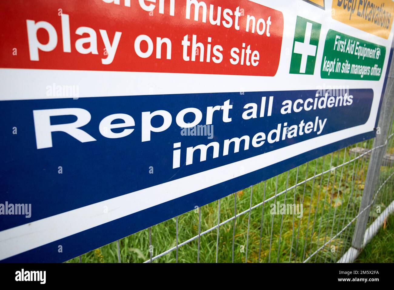 segnalare immediatamente tutti gli incidenti sui segnali di avvertenza e sugli avvisi di sicurezza per i cantieri newtownabbey, irlanda del nord, regno unito Foto Stock