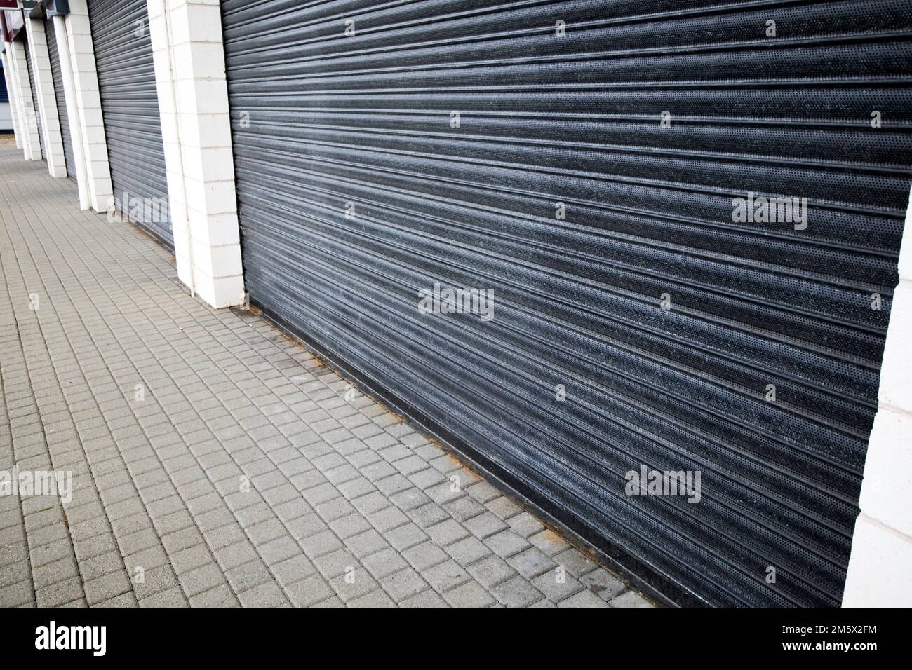 persiane giù sul vuoto chiuso negozi fronts newtownabbey, irlanda del nord, regno unito Foto Stock