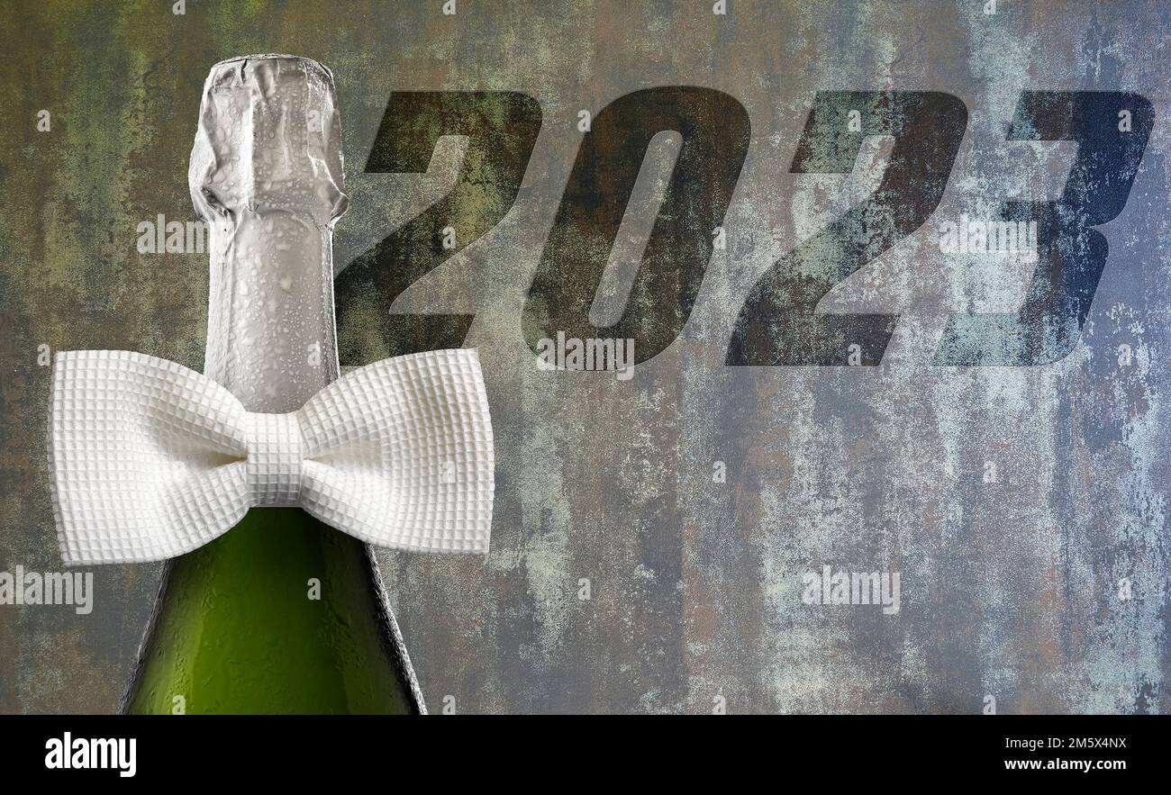 Berretto bianco di champagne e cravatta bianca contro il pannello di metallo per festeggiare l'evento di Capodanno 2023. Foto Stock