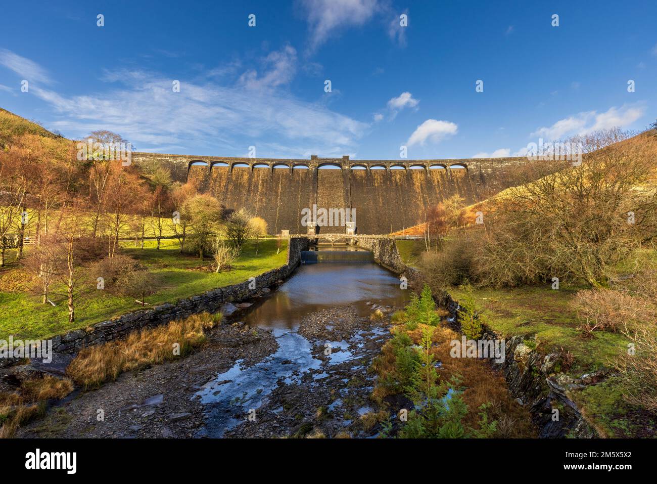 La diga artificiale di Claerwen nella valle di Elan, Powys, Galles Foto Stock