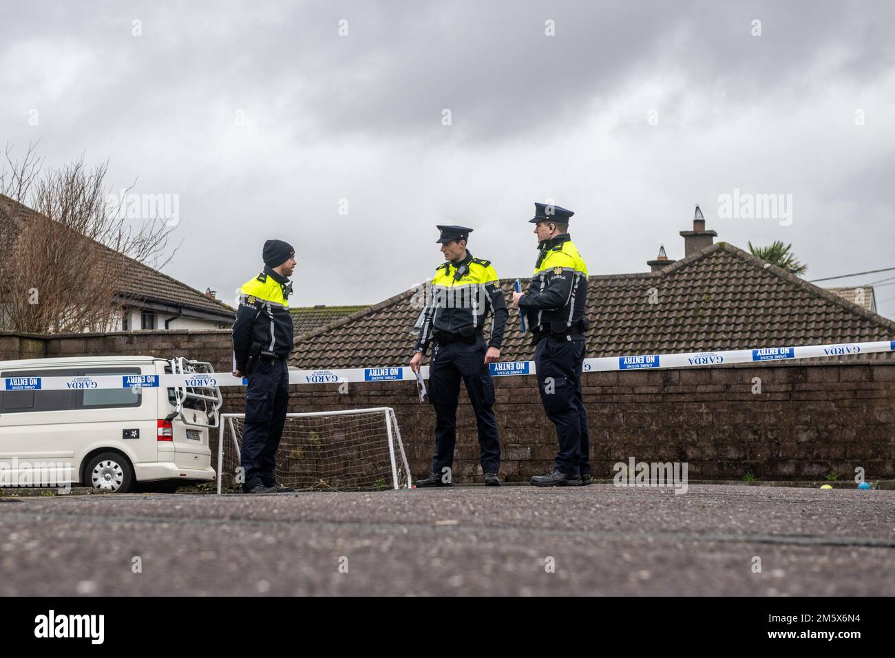 Mahon, Cork, Irlanda. 31st Dec, 2022. Un uomo nei suoi 40's che è stato trovato inconscio nella proprietà di alloggiamento di corte di Ballinsheen in Mahon, è morto. L'uomo è stato trovato inconscio alle 8,30 di questa mattina e, nonostante la CPR è stata eseguita sull'uomo, è poi morto. Gardai ha completato un esame tecnico della scena, che rimane conservata e cordonata. Credit: AG News/Alamy Live News Foto Stock