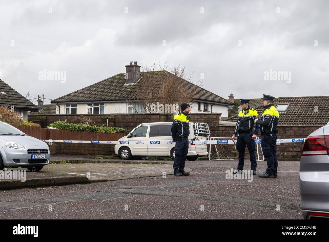 Mahon, Cork, Irlanda. 31st Dec, 2022. Un uomo nei suoi 40's che è stato trovato inconscio nella proprietà di alloggiamento di corte di Ballinsheen in Mahon, è morto. L'uomo è stato trovato inconscio alle 8,30 di questa mattina e, nonostante la CPR è stata eseguita sull'uomo, è poi morto. Gardai ha completato un esame tecnico della scena, che rimane conservata e cordonata. Credit: AG News/Alamy Live News Foto Stock