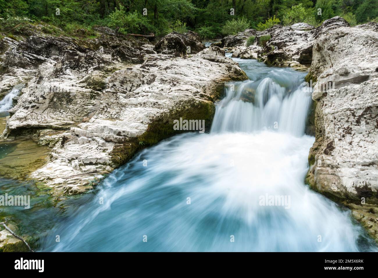 Vista durante una giornata nuvolosa delle gole del metauro, i canyon formati dal fiume metauro nei pressi della città di Fossombrone durante una giornata nuvolosa. Foto Stock