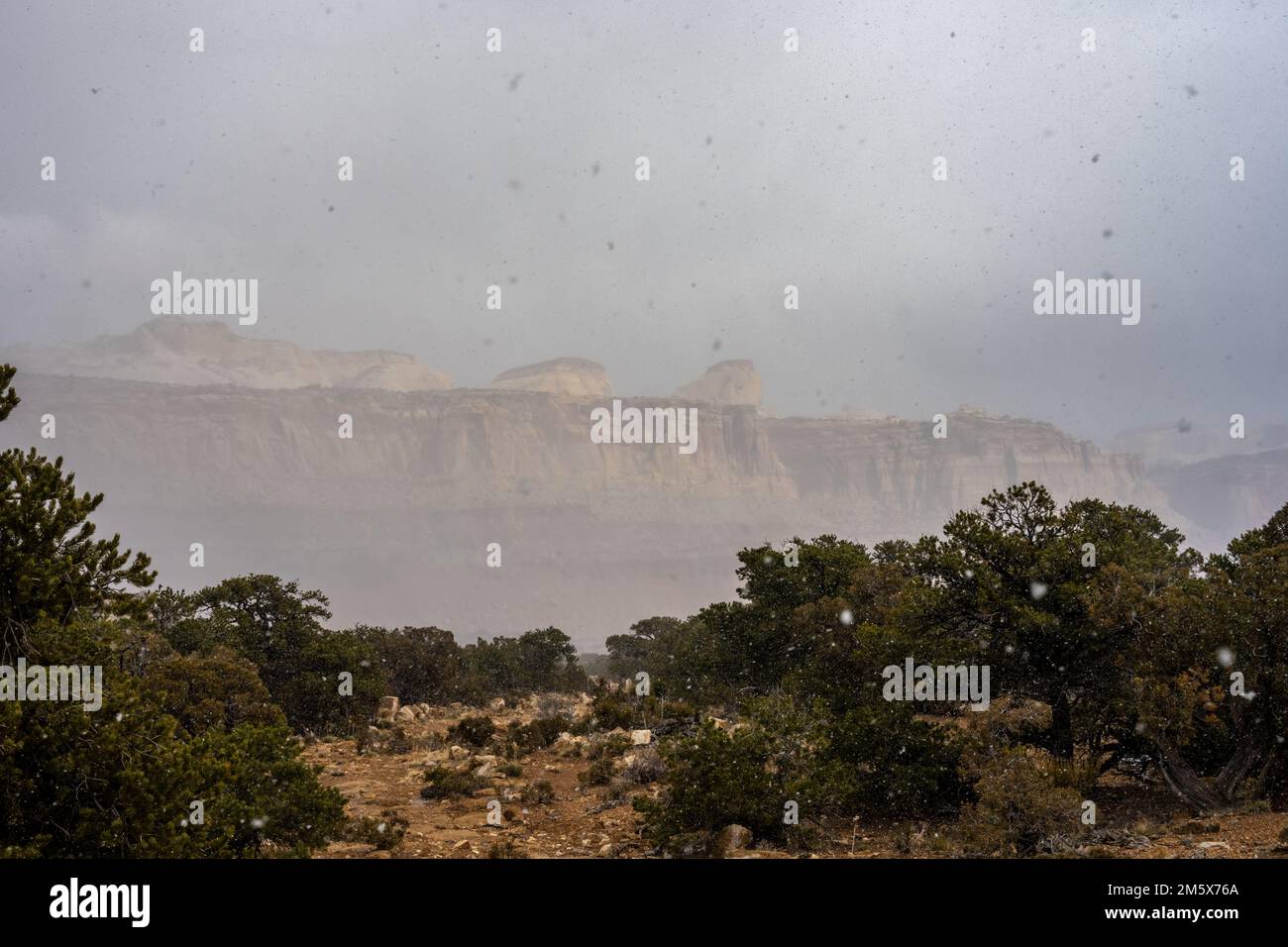 La tempesta di neve che attraversa Capitol Reef mostra frammenti di neve in tutto il cielo Foto Stock