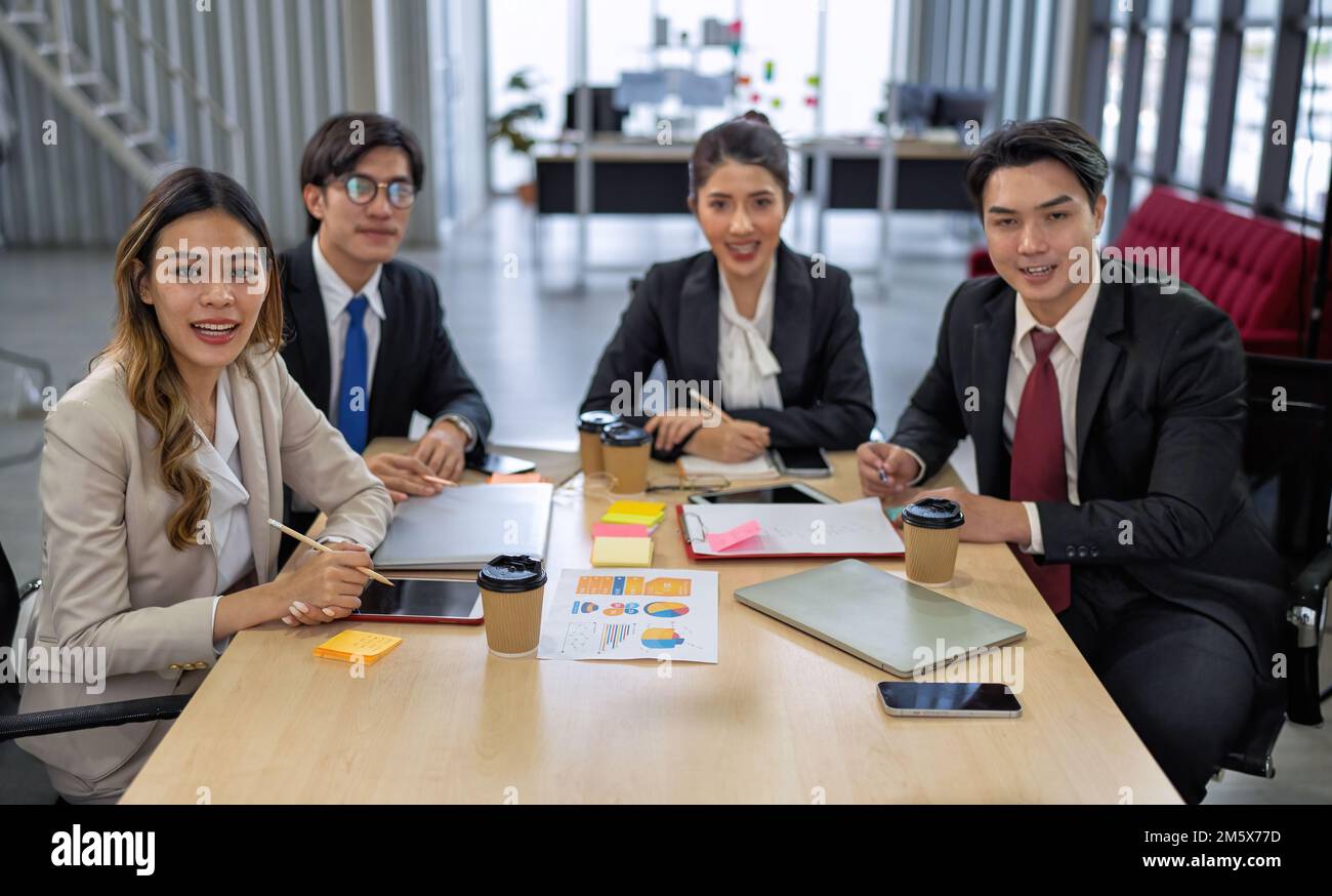 Il team che lavora per una videochiamata di gruppo condivide idee di brainstorming negoziare utilizza la videoconferenza Foto Stock