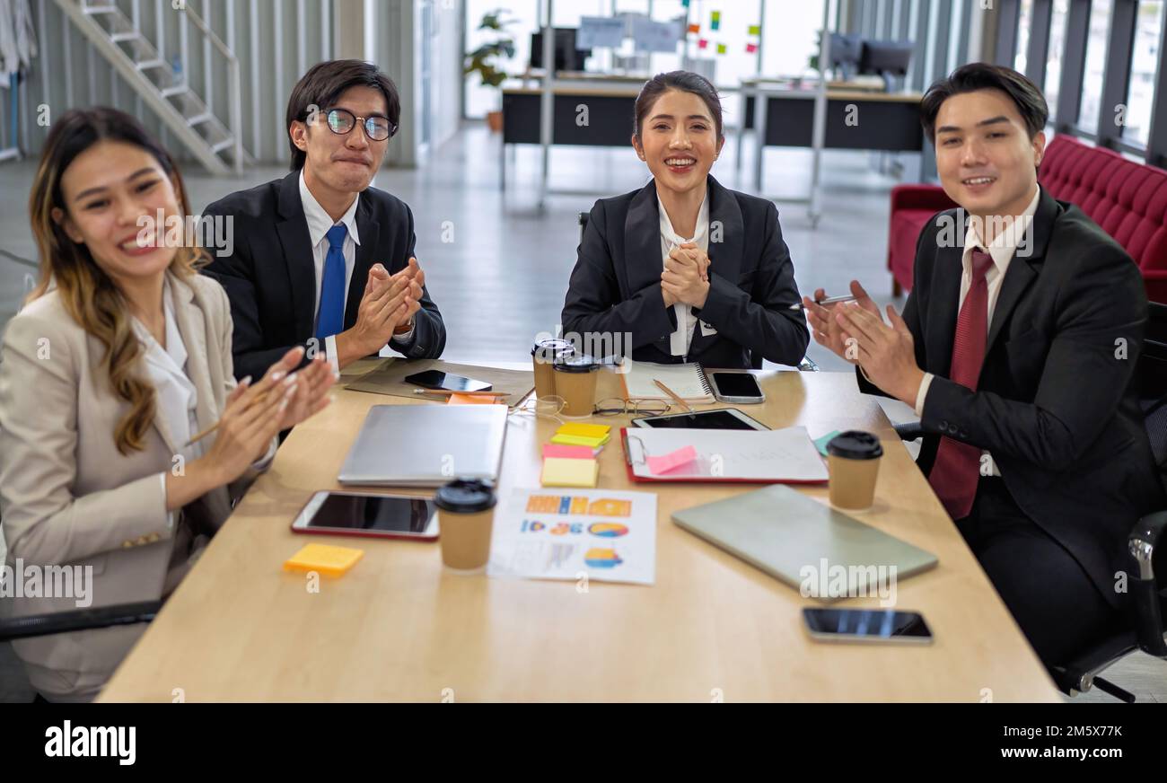 Il team che lavora per una videochiamata di gruppo condivide idee di brainstorming negoziare utilizza la videoconferenza Foto Stock