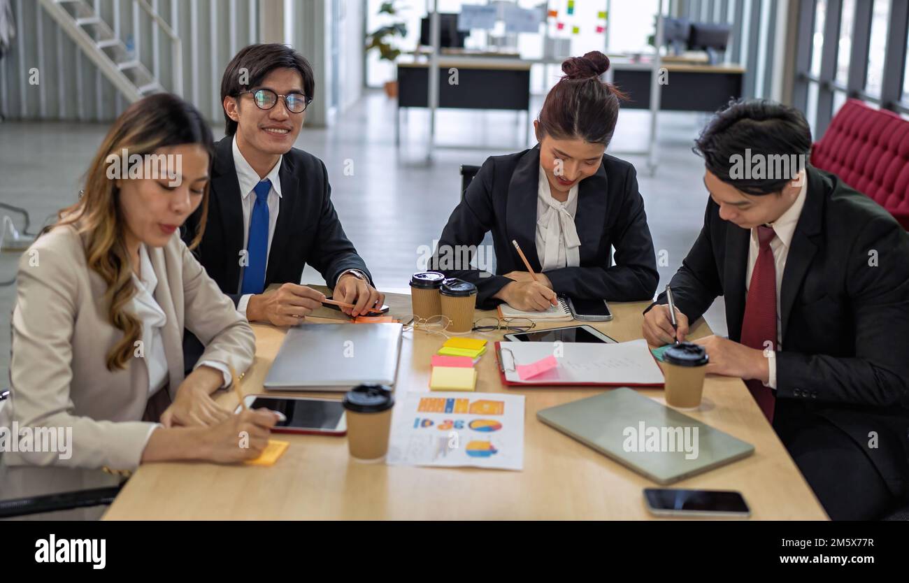 Il team che lavora per una videochiamata di gruppo condivide idee di brainstorming negoziare utilizza la videoconferenza Foto Stock