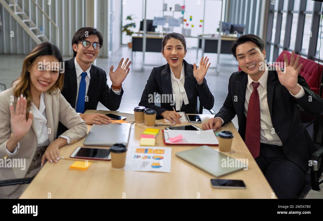 Il team che lavora per una videochiamata di gruppo condivide idee di brainstorming negoziare utilizza la videoconferenza Foto Stock