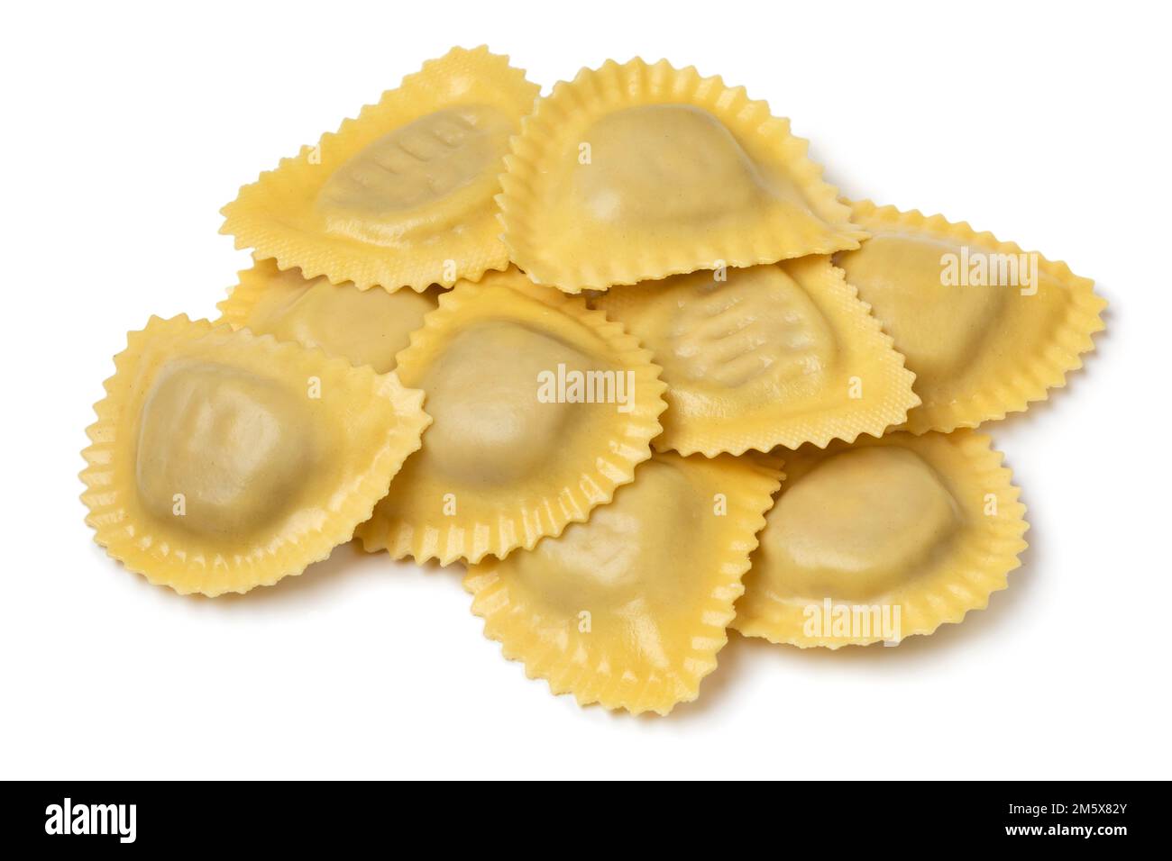 Mucchio di tradizionale pasta italiana di Mezzelune farcita con mozzarella e funghi primo piano isolato su fondo bianco Foto Stock