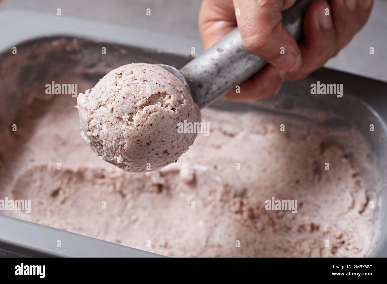 Gelato fatto in casa con patatine al cioccolato. Dessert rinfrescante per i buongustai. Stracciatella. Foto Stock